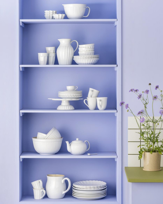 Baltas keraminis puodelis su lėkštute IB Laursen