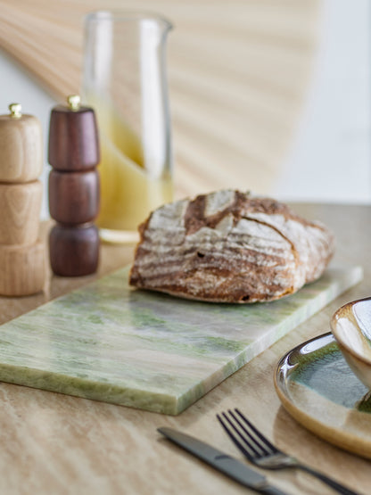 Žalia marmuro pjaustymo lenta „Keika“ virtuvėje, naudojama kaip serviravimo lenta duonai.